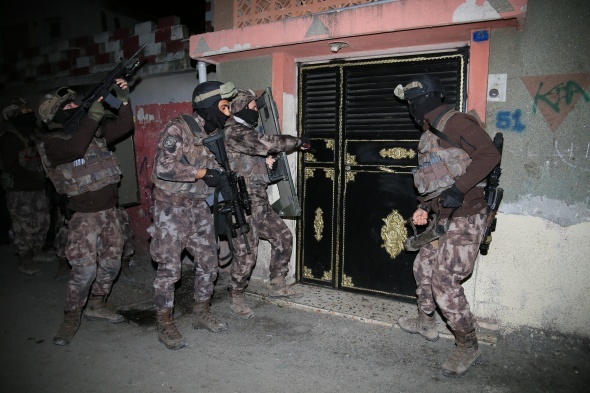 Bu nasıl ev! Polis bile şaştı kaldı... Dolap sandılar, içinden kadın çıktı!