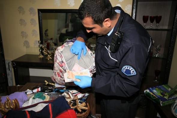 Bu nasıl ev! Polis bile şaştı kaldı... Dolap sandılar, içinden kadın çıktı!