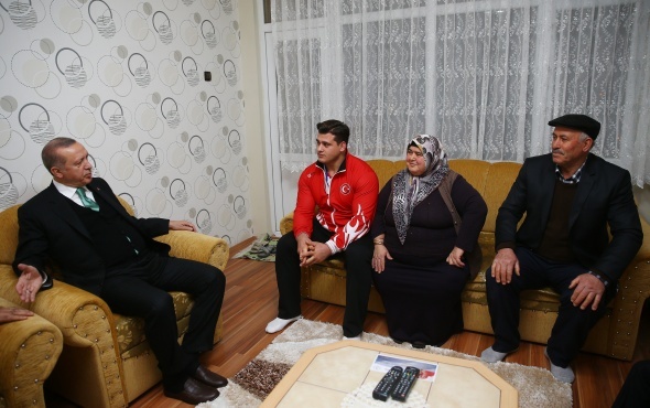 Cumhurbaşkanı Erdoğan milli güreşçiyi evinde ziyaret etti
