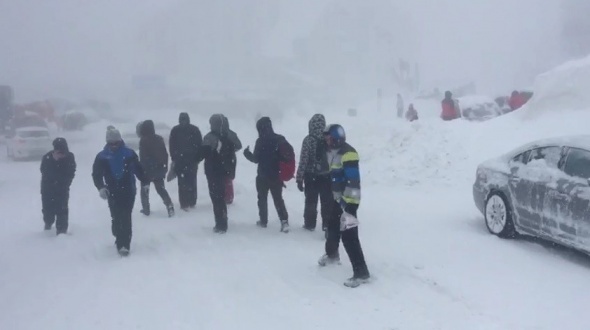 Uludağ'da kar fırtınası |Yüzlerce tatilcinin aracı kar altında kaldı