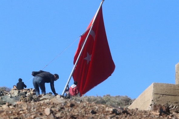 Köyün en yüksek tepesine astılar… Afrin sınırına dev Türk bayrağı