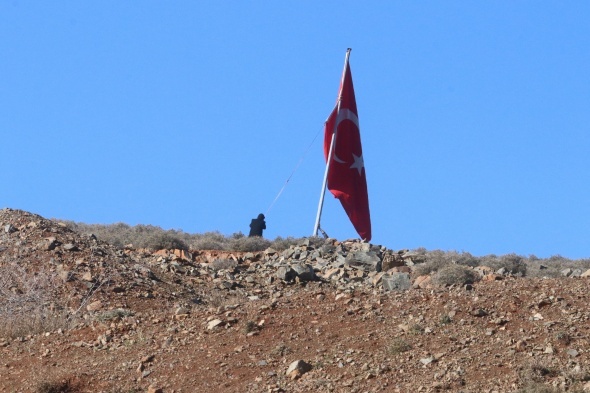 Köyün en yüksek tepesine astılar… Afrin sınırına dev Türk bayrağı