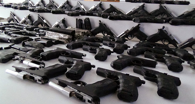 İstanbulda silah kaçakçılarına operasyon: 182 tabanca ele geçirildi