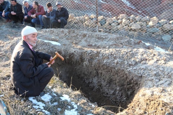 Öldü diye mezarını kazdılar ama ölmedi