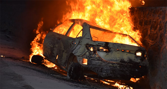 Alev topuna dönen otomobildeki 5 kişi yanarak can verdi