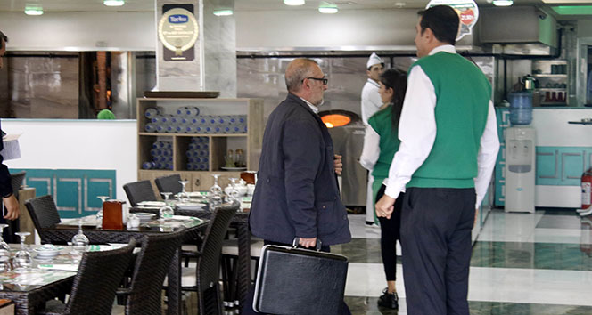 Yemek masasındaki ev pazarlığı İranlı turiste pahalıya mal oldu