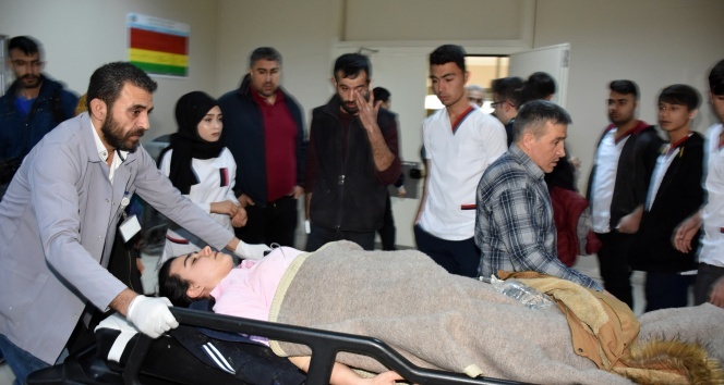 Aksarayda öğrenci minibüsü devrildi: 18 yaralı