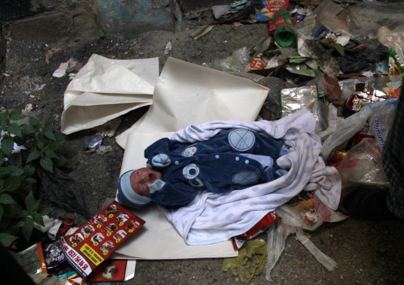 Çöplerin arasında bulunan yeni doğmuş bebek mahalleliyi ağlattı