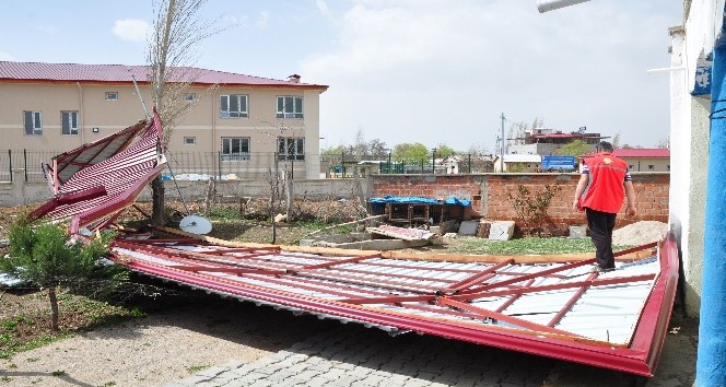 Okulun kopan çatısı evin bahçesine düştü