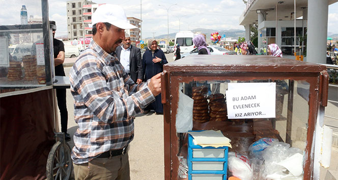 Simit arabasına yazdığı yazıyla eş arıyor