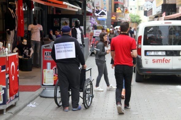 "Acil ihtiyaç nedeniyle böbreğimi satıyorum" yazısıyla sokaklarda yürüdü