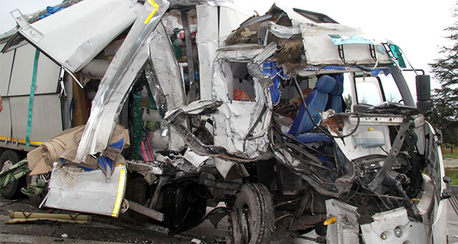 Ispartada kamyon yolcu otobüsüne çarptı: 7 yaralı