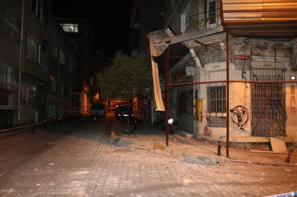 Kadıköy’de 200 yıllık tarihi bina çöktü