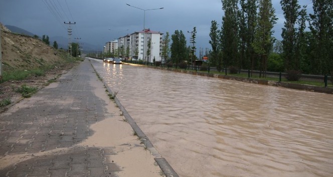 Sağanak yağmur yolları göle çevirdi