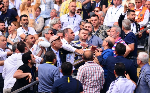Fenerbahçe Kongresi'nde gerginlik