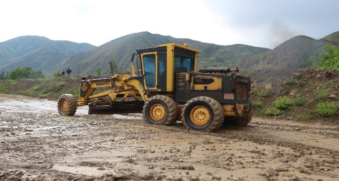 Erzurum?da Oltu-Narman yolu sel nedeniyle 1,5 saat trafiğe kapandı