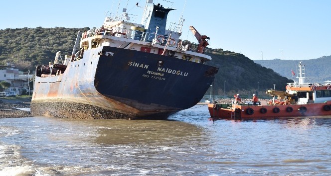 İzmir’de karaya oturan yük gemisi kurtarıldı