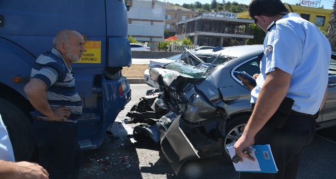 İzmir’de kamyon ile otomobil çarpıştı: 3 yaralı