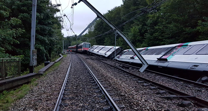 Fransada meydana gelen heyelan treni raydan çıkardı: 7 yaralı