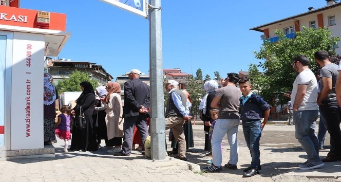 Oltu?da ATM kuyruğu