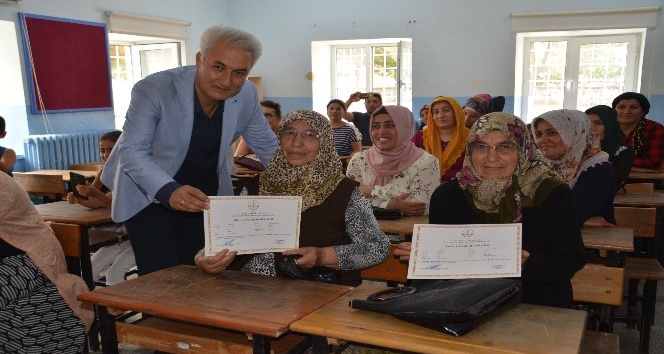 “Okuma Yazma Seferberliği” kursiyerleri sertifika aldı