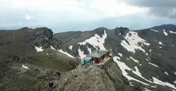 DaÄın zirvesinde bir mescit
