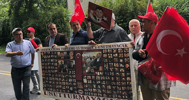 FETÖ elebaşı 15 Temmuzda malikânesinin önünde protesto edildi