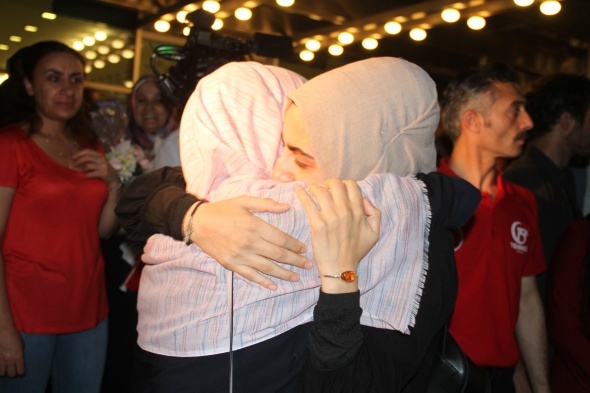 İsrail’de serbest bırakılan Ebru Özkan, Türkiye’ye döndü