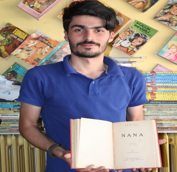 Çöpte bulduğu kitap hayatını değiştirdi