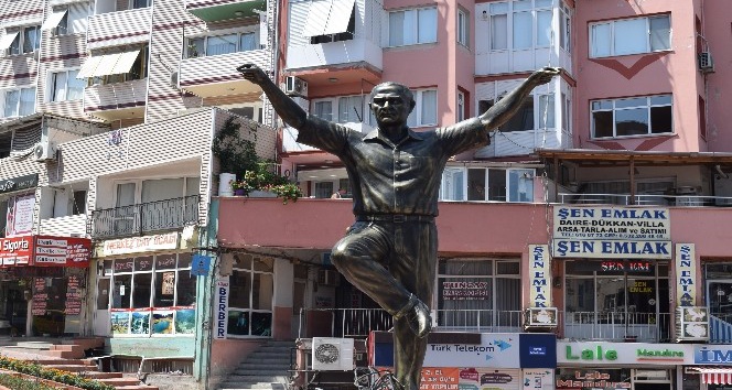 Aliağa’ya yapılan ‘Atatürk Heykeli’ takdir topluyor