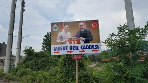 Zonguldak'taki Mesut Özil tabelası değişti