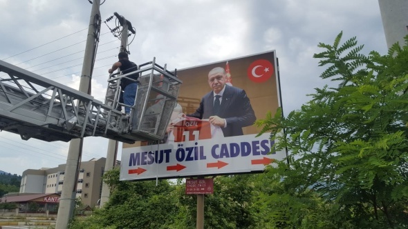 Zonguldak'taki Mesut Özil tabelası değişti