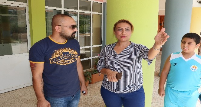 Kaybolan maymununu tarlada sokakta arıyor