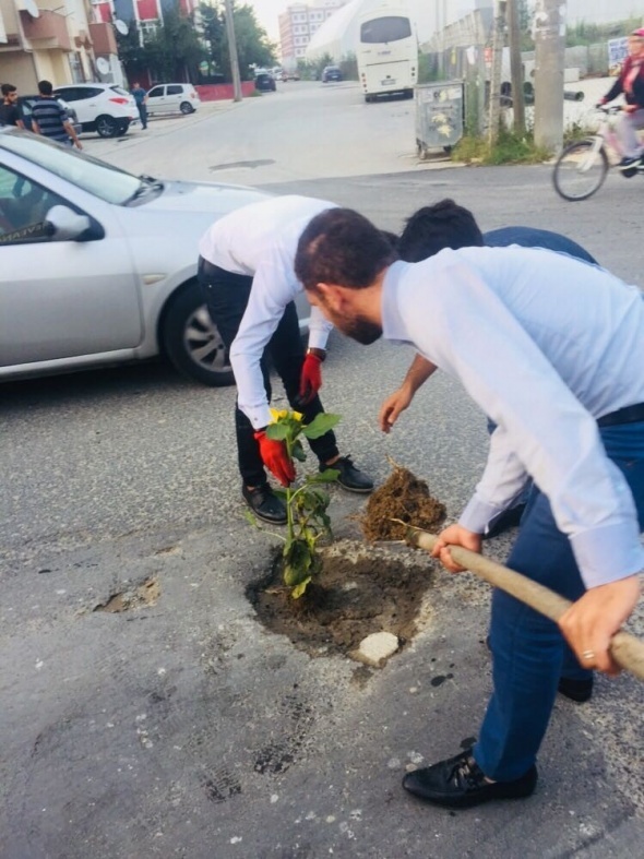 Çukurlu yollara öyle bir şey yaptılar ki...