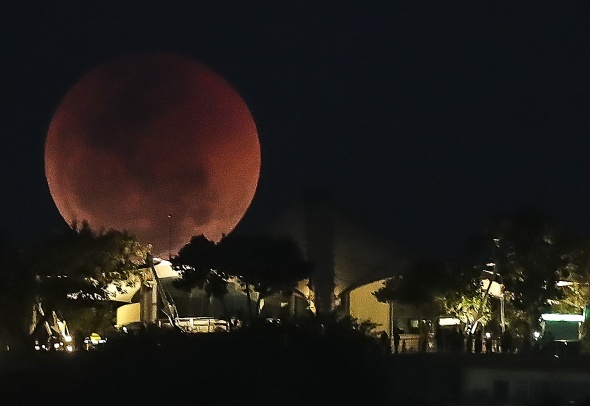 Dünyadan Kanlı Ay Tutulması fotoğrafları