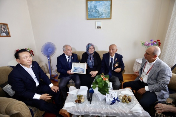 Kore gazisi önünde yere kapaklanarak saygılarını gösterdiler