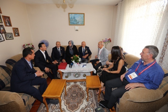 Kore gazisi önünde yere kapaklanarak saygılarını gösterdiler