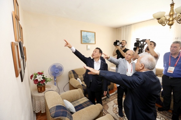 Kore gazisi önünde yere kapaklanarak saygılarını gösterdiler