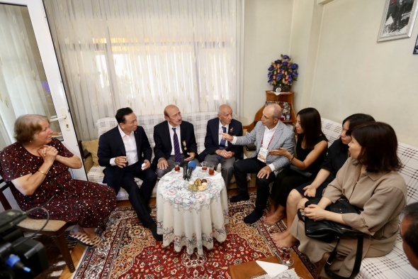 Kore gazisi önünde yere kapaklanarak saygılarını gösterdiler