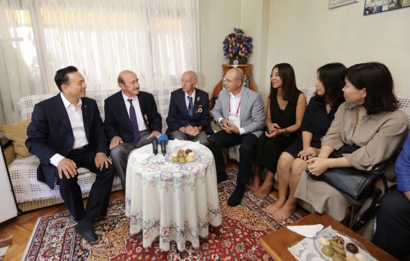 Kore gazisi önünde yere kapaklanarak saygılarını gösterdiler