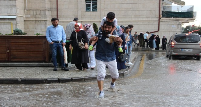 Erzurumlular yağmuru eğlenceye dönüştürdü