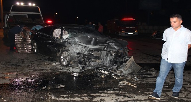 İzmir’de iki otomobil çarpıştı: 1 ölü, 5 yaralı