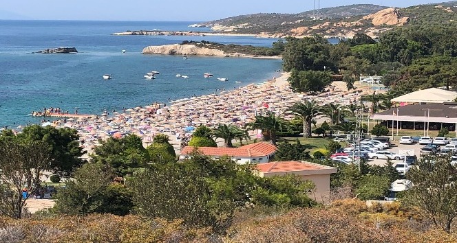 Foça’da plajlarında bayram bereketi: İğne atsan yere düşmüyor