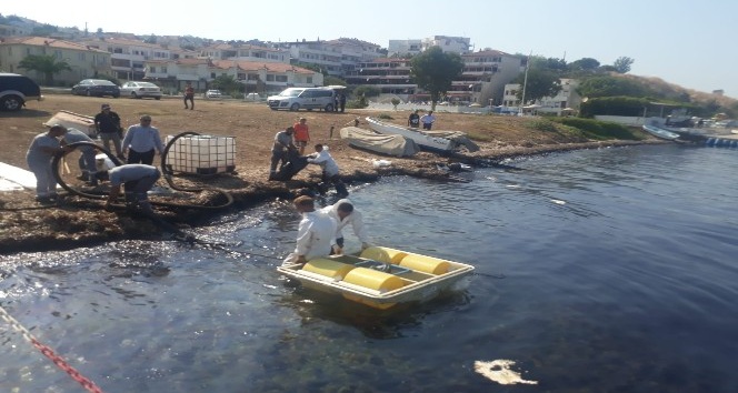 Foça’da meydana gelen ağır yakıt sızıntısı denizi kirletti