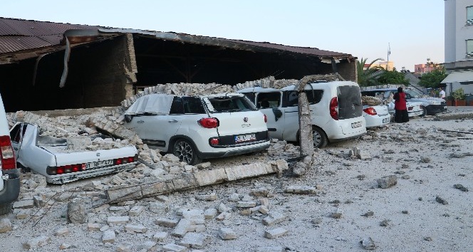 Fabrika duvarı araçların üzerine çöktü