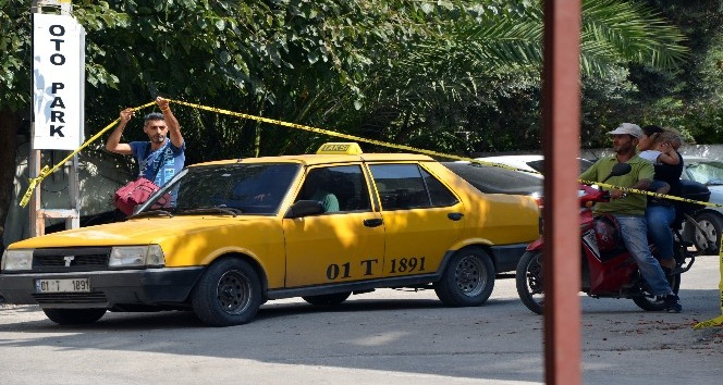 Yıkılmak üzere olan duvara aldırmadan geçiyorlar