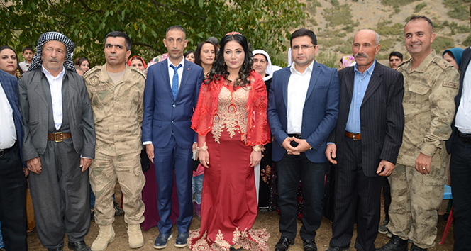 Asker ile aÅiret kızı evlendi, düÄünde kardeÅlik mesajları verildi