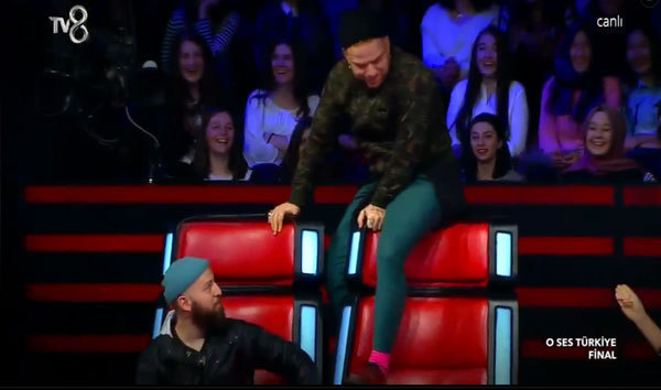 Athena grubunun solisti Gökhan Özoğuz kimdir?