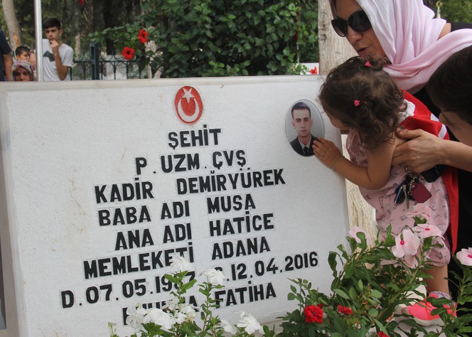 Şehidin 20 aylık kızı şehitlikte yürekleri dağladı