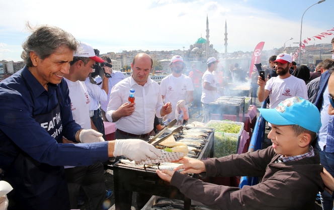 Galata Köprüsü’nde balık tutma yarışı renkli görüntülere sahne oldu
